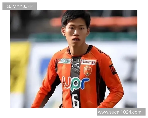 足球明星在训练中意外晃倒儿子引发热议网友纷纷点赞父子情深的瞬间 足球明星在训练中意外晃倒儿子引发热议网友纷纷点赞父子情深的瞬间