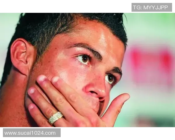 足球明星的时尚发型与白色衣服完美搭配引领潮流风向标